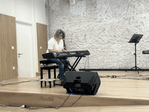 mujer tocando piano