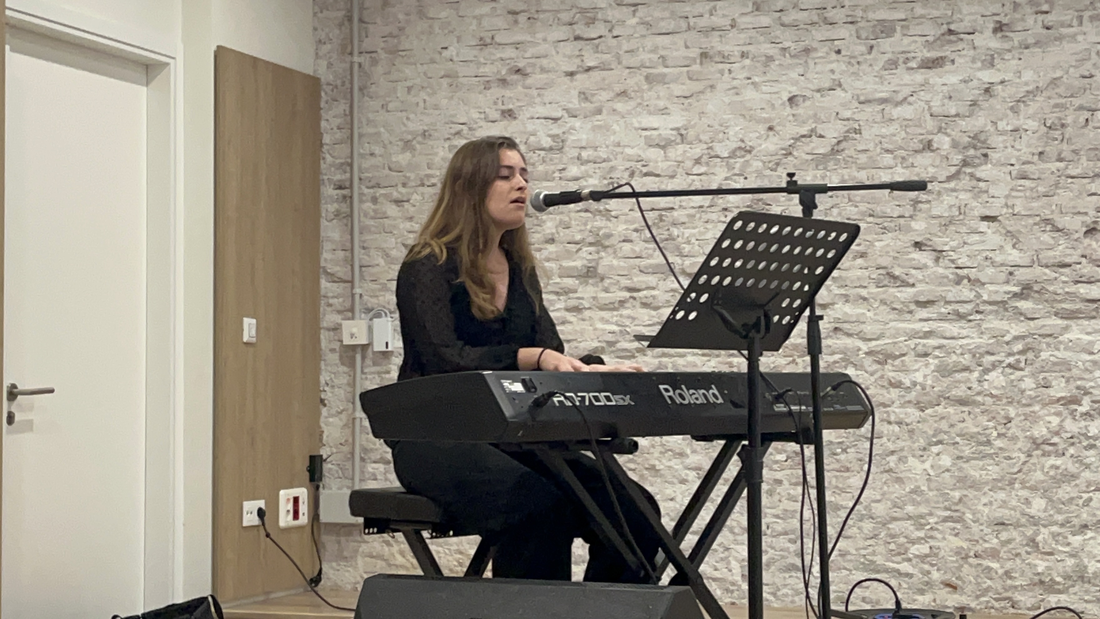 chica tocando piano mientras canta