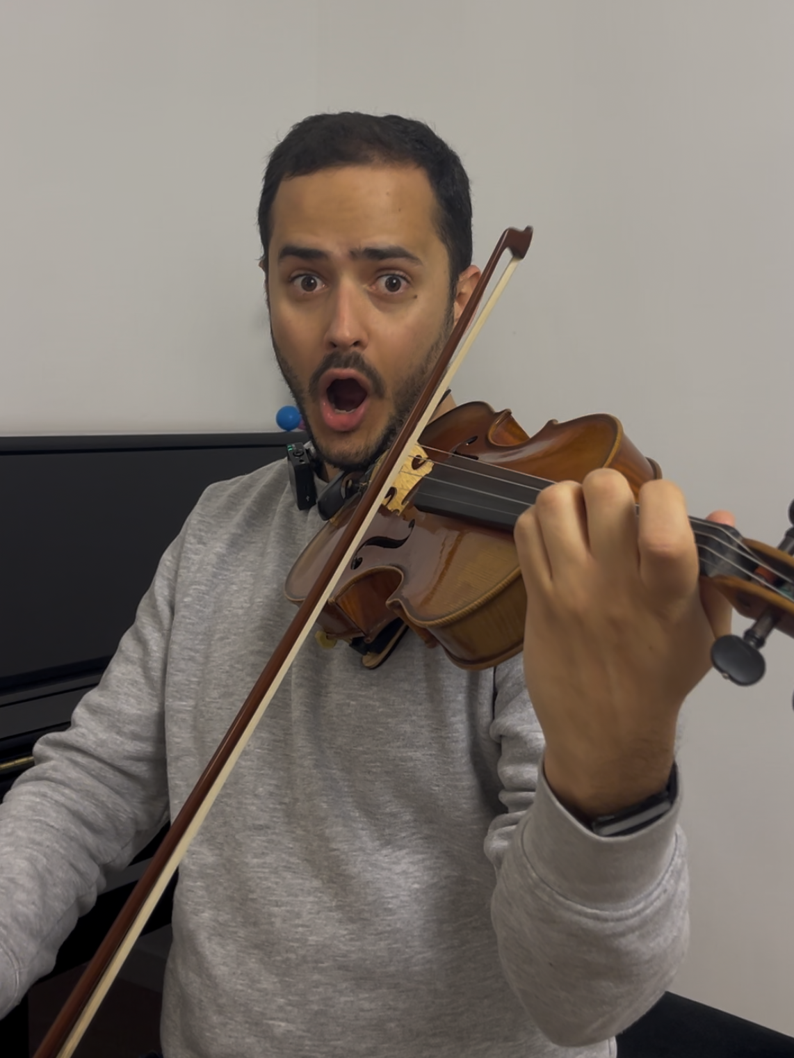 hombre con violín sorprendido con boca abierta