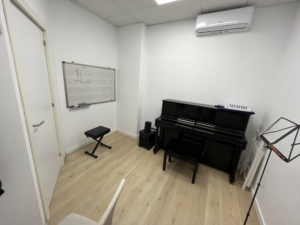 Aula de música 2 con piano vertical