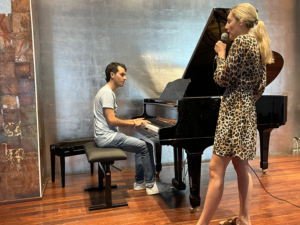 Estudiante de canto y pianista en un concierto colaborativo en Madrid.
