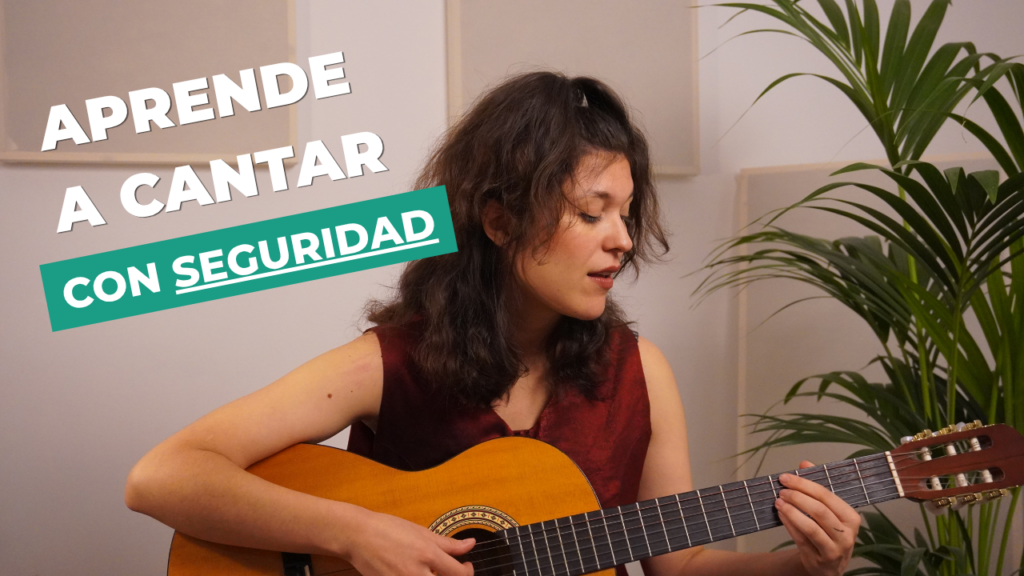 Profesora de canto Uxue Souto cantando y tocando la guitarra clásica en la escuela Música de los Ríos, con el texto promocional "Aprende a cantar con seguridad"
